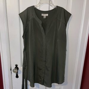 Maternity top.